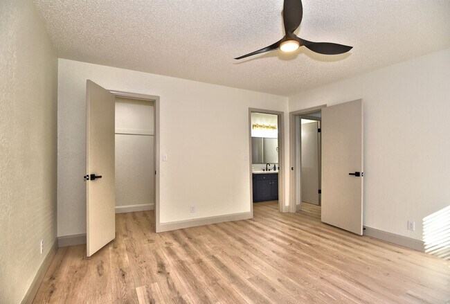 Building Photo - Updated 2 bed, 2 bath townhouse with 1,788...