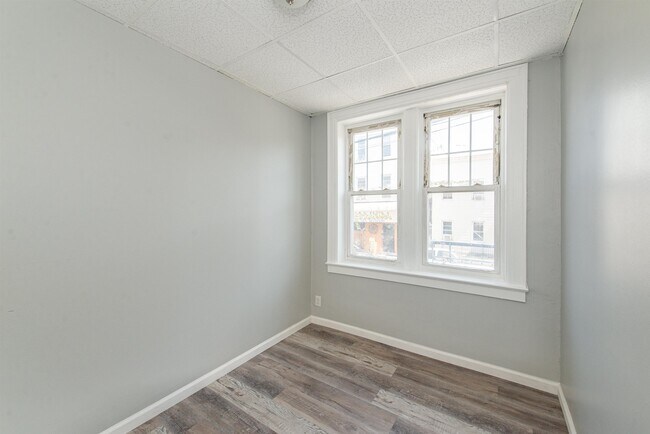 Building Photo - 413 24th St