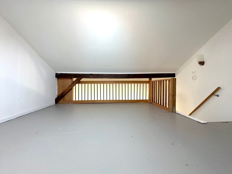 Building Photo - 112 1st St