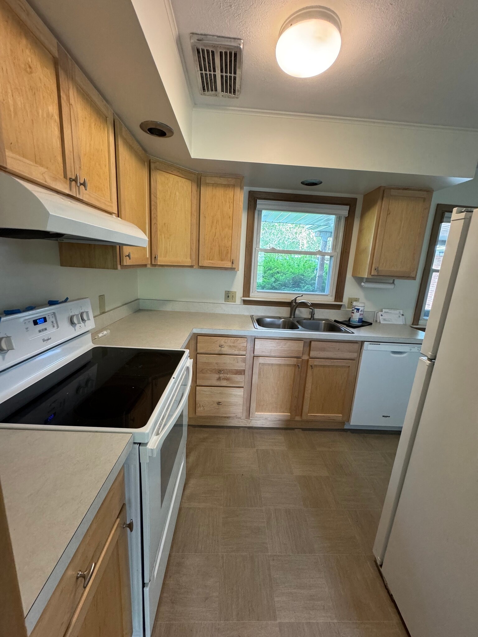 Kitchen - 1500 Woodside Dr