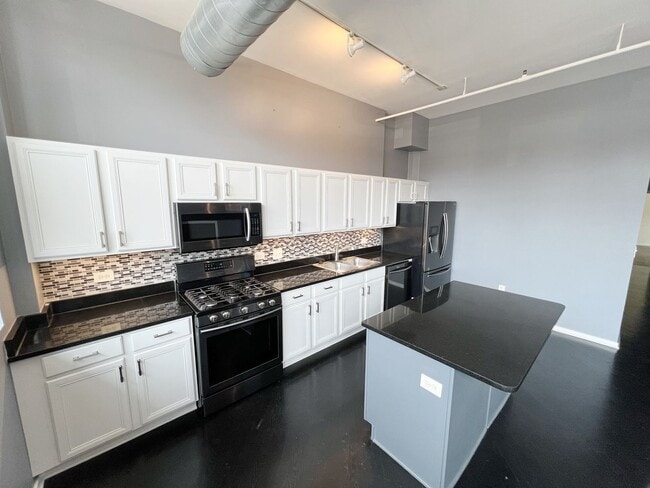 Building Photo - Modern 2-Bedroom Downtown KC Condo with Pa...