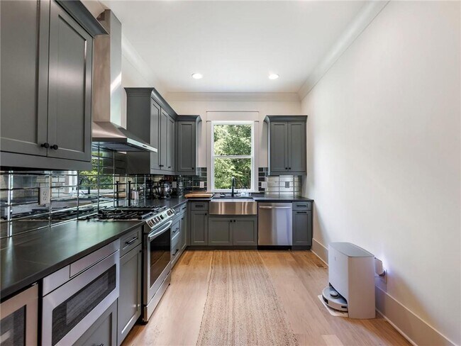 Building Photo - 566 Versailles Dr