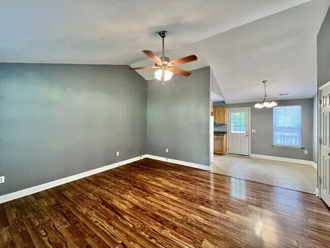 Building Photo - CONVENIENT LOCATION 3 Bedroom