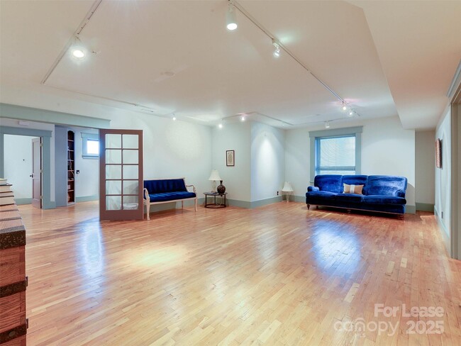 Building Photo - 1413 Devon Dr