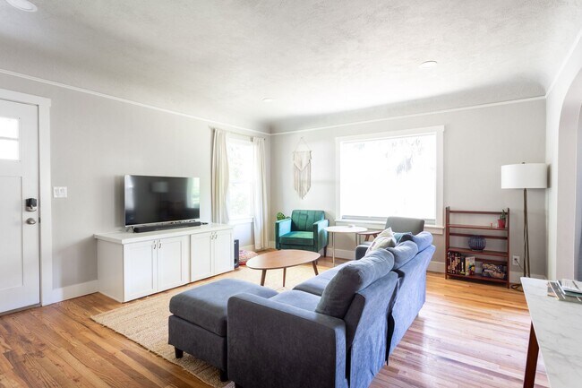 Building Photo - Cozy 2-Bedroom Retreat in North End Boise: Fantastic Location with Elegant Upgrades