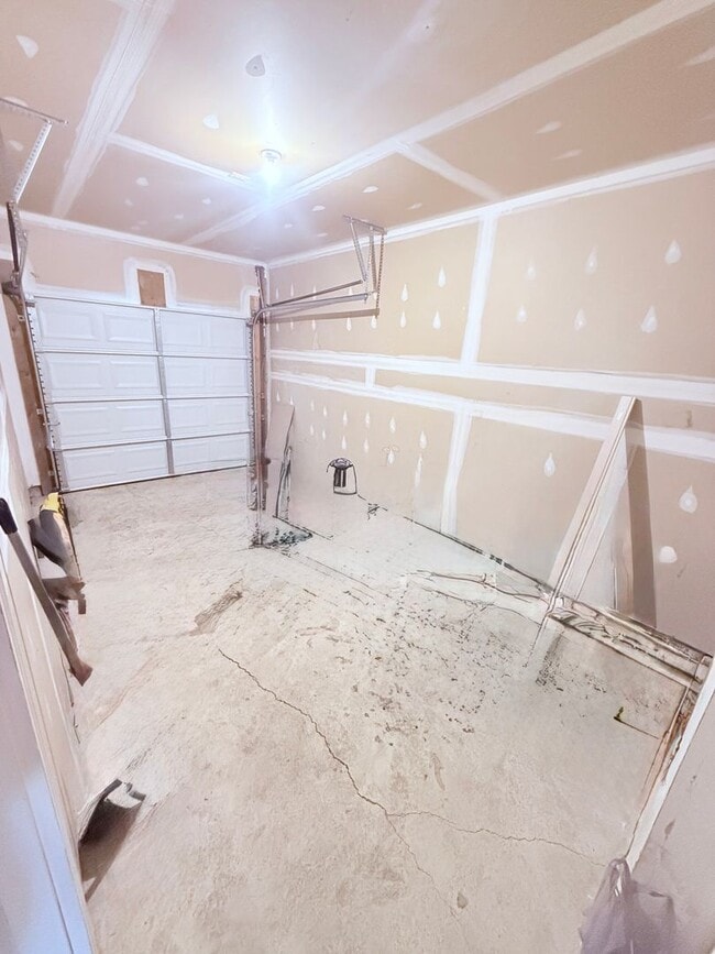 Building Photo - Luxury End Unit Townhome