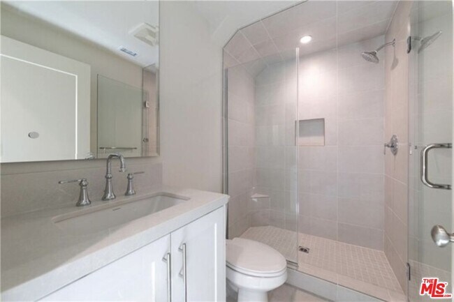Building Photo - 113 Escala