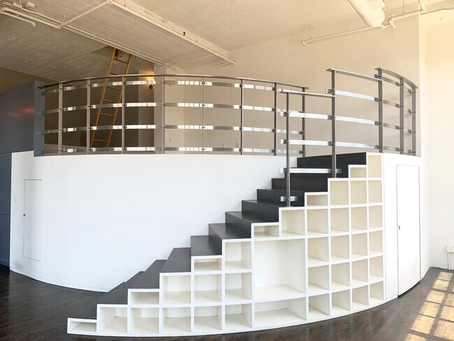 Building Photo - STUNNING LARGE CORNER LIVE/WORK 1 BED+ DEN...