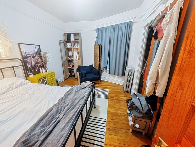 Building Photo - Very Spacious 2 BR/1 BA in Wrigleyville