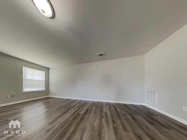 Building Photo - 1910 Sunset Village Dr