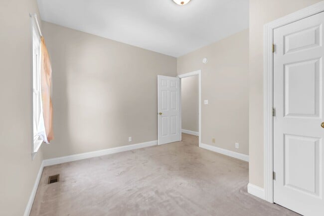 Building Photo - 4276 N Woodstock Dr