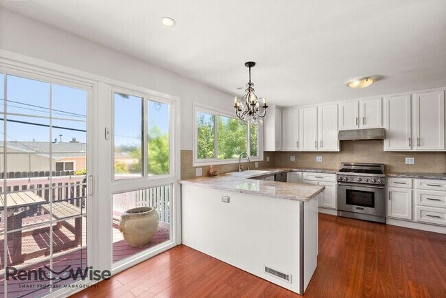 Building Photo - 1120 Oakwood Dr