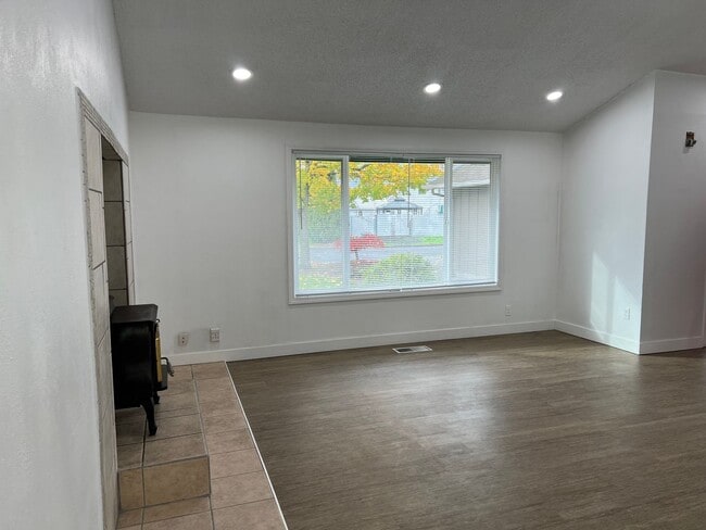 Building Photo - Beautiful 3 bedroom 2 bath house in Eugene!