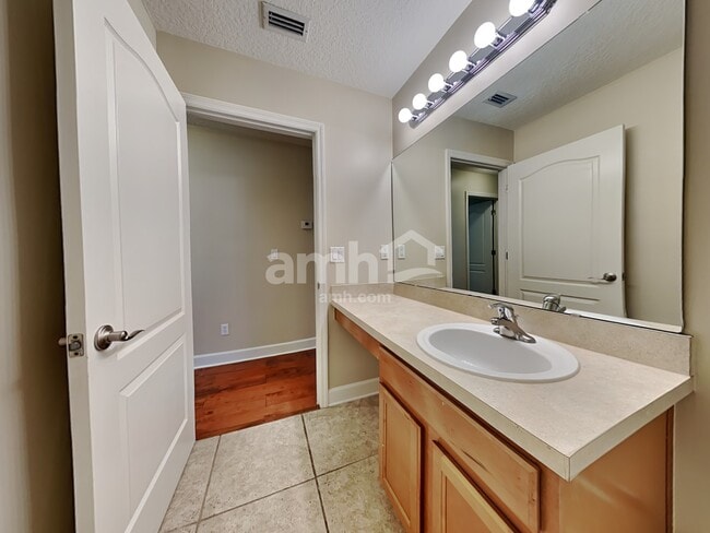 Building Photo - 6651 Chester Park Dr