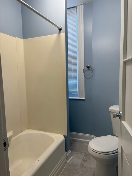 Building Photo - 408 W 28th St