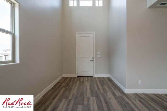 Building Photo - Beautiful Townhome in Hurricane Heights!