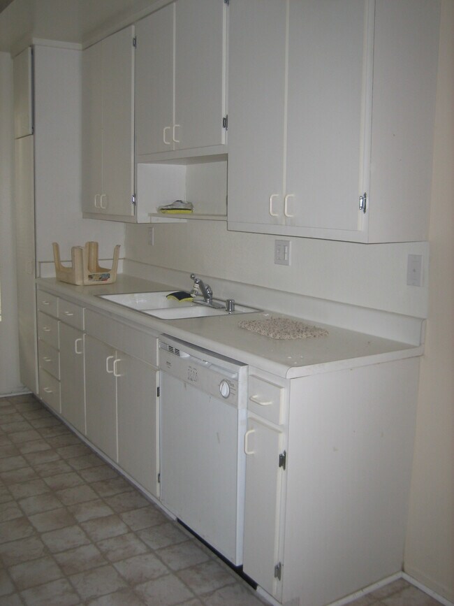 Kitchen - 5320 Zelzah Ave
