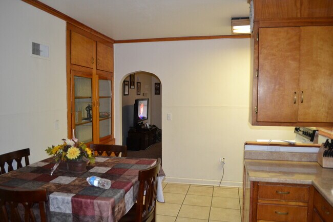 Building Photo - Court St Duplex