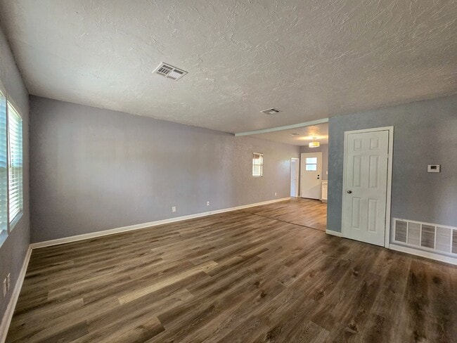 Building Photo - Cute 2 or 3 bedroom 1 bath near OBU