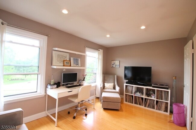Building Photo - 829 Poplar Ct