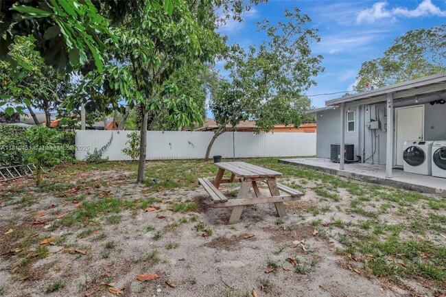 Building Photo - 6039 SW 38th St