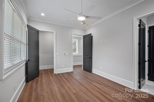 Building Photo - 805 Naples Dr