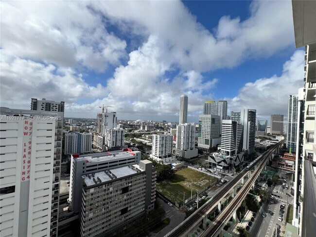 Building Photo - 999 SW 1st Ave