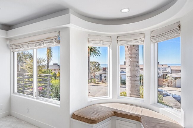 Building Photo - Beautifully Remodeled, 4BR4.5BA Hill Section Home w/ Amazing Panoramic Ocean Views, 3 Decks, Atri...