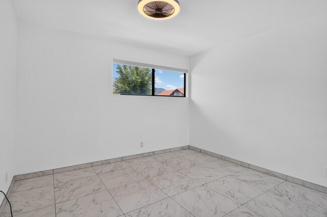 Building Photo - 2490 E Miramonte Cir