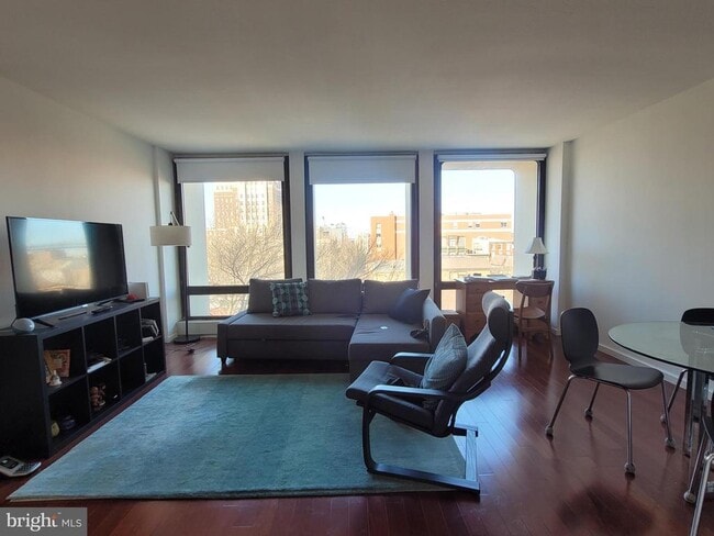 Building Photo - 200 Locust St