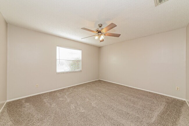 Building Photo - 5102 25th Ave Dr E