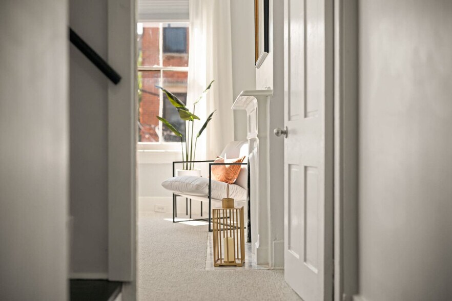 Building Photo - 516 E 12th St