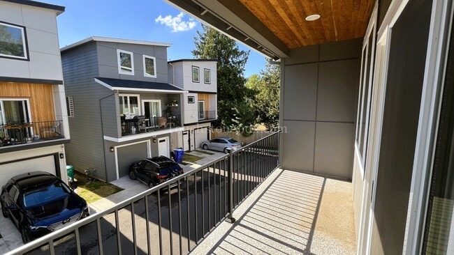 Building Photo - Modern 3-Bedroom Home!