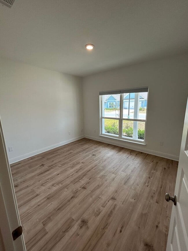 Building Photo - Beautiful 4 Bedroom Home in Point Washington!