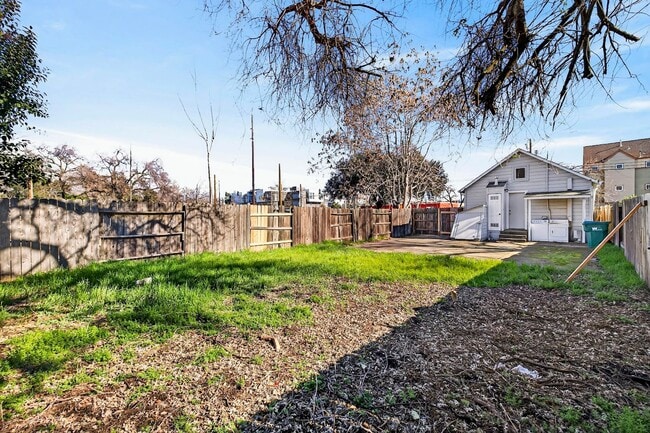 Building Photo - MOVE IN SPECIAL $3000 if lease signed by July 2026!!      3 Bedroom Home Close to CSUC!