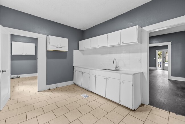 Building Photo - 963 3rd St W