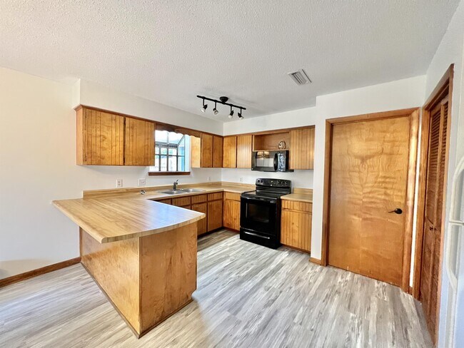 Building Photo - 413 Primrose Cir