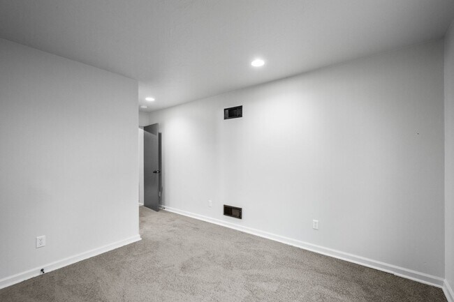 Building Photo - Stunning 4 Bedroom home in Carrick available May 15!