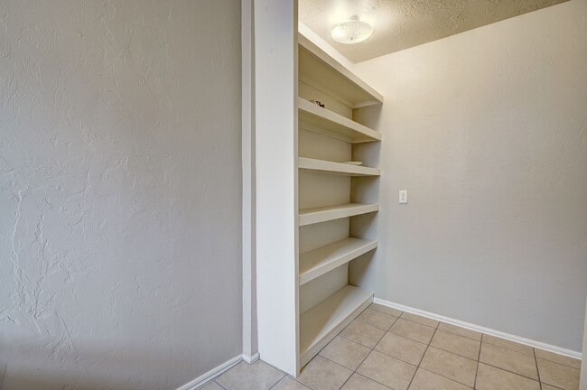 Building Photo - Cozy Efficiency Apartment Minutes from OU Campus