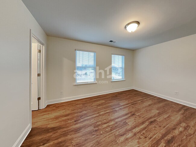 Building Photo - 180 Larragan Dr