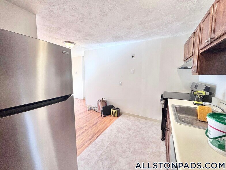 Building Photo - 245 Kelton St