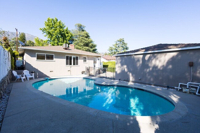 Building Photo - Freshly Renovated 3BR/2BA Pool Home – La C...