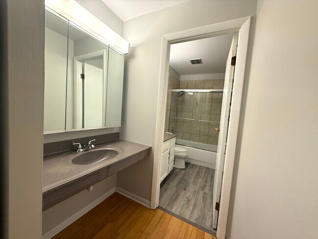 Building Photo - 5810 Oakwood Dr