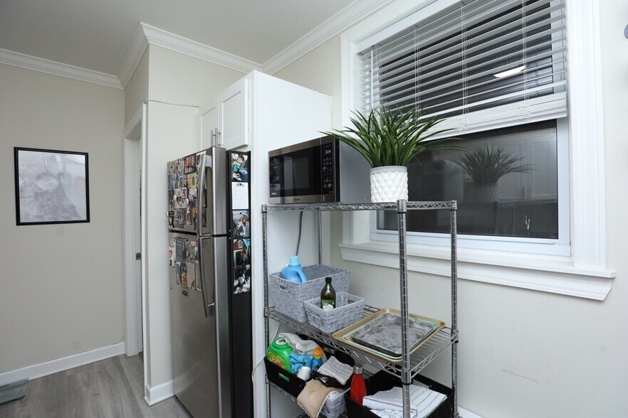 Building Photo - 648 W Roscoe St