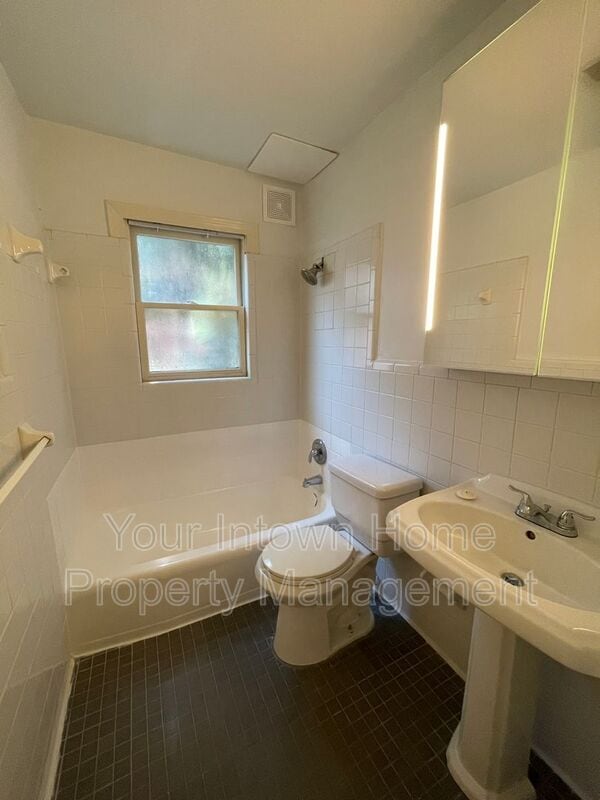 Building Photo - 824 San Antonio Dr NE