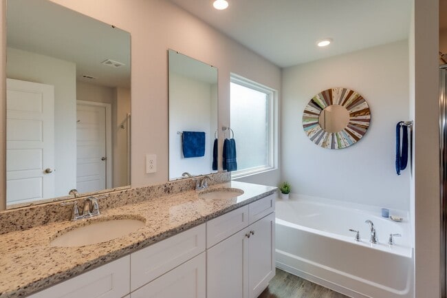 Building Photo - Beautiful 4 bed 2 bath
