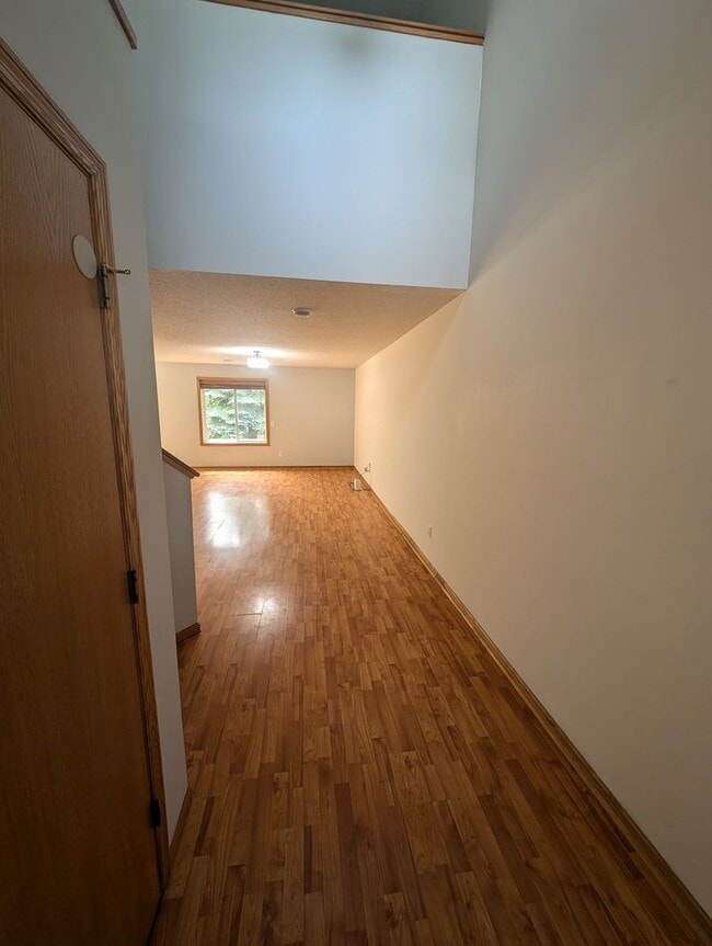 Building Photo - Updated 3BR Townhome in Eagan – Close to S...