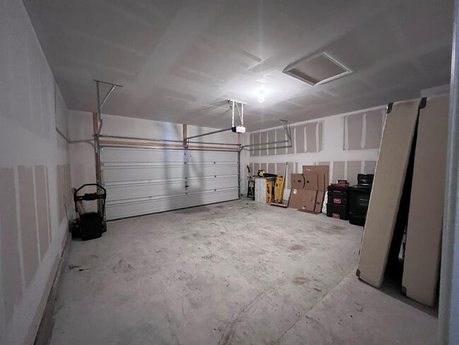 Building Photo - 7900 Crystalbrook W