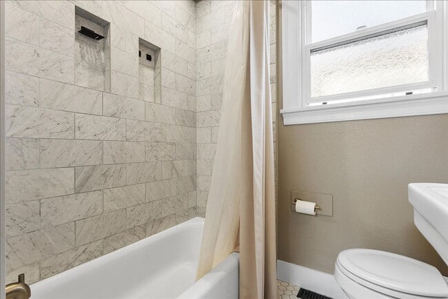 Building Photo - 1434 Paru St