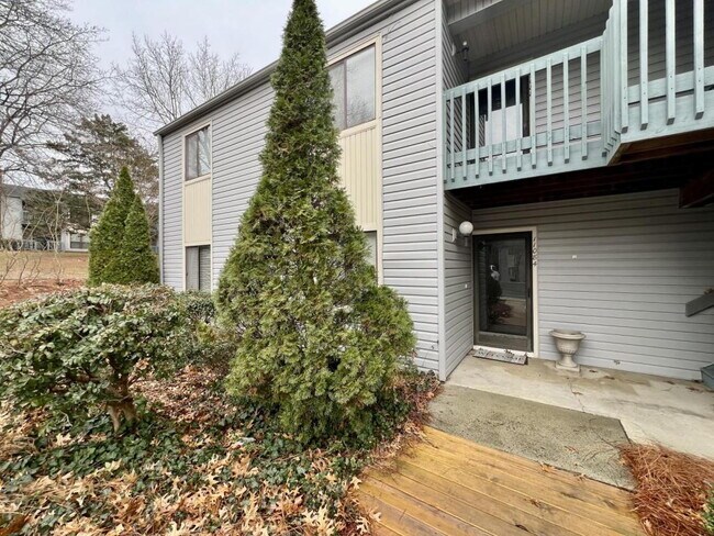 Building Photo - 3 BEDROOM CONDO IN TERRIFIC LOCATION!
